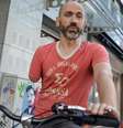 <p>Bogdan Ionescu foi multado em R$ 61 por customizar sua bicicleta com apenas um freio</p>  Foto: Twitter