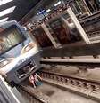 <p>Um usuário do metrô registrou o momento em que Yue Yan Mai se abaixa para tentar sair de debaixo do trem</p>  Foto: Skynews / Reprodução