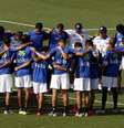 <p>Jogadores da Costa Rica se concentram no início do treinamento em Santos</p>  Foto: Paulo Whitaker / Reuters