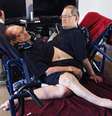 <p>Gêmeos passam a maior parte do tempo deitados em uma cama apropriada para eles</p>  Foto: Drew Simon / AP