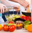 Muito usado para temperar saladas, o vinagre também é um ótimo aliado no emagrecimento. Com pouquíssimas calorias, ele ajuda a estabilizar o açúcar no sangue e reduz o apetite   Foto: Shutterstock