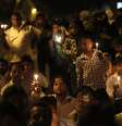 <p>Muçulmanos xiitas participam de um protesto à luz de velas, contra o conflito no Iraque</p>  Foto: Anindito Mukherjee / Reuters