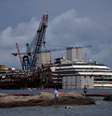 <p>&Uacute;ltimo dos 30 dispositivos estabilizadores foi fixado ao navio nesta quinta-feira e agora os t&eacute;cnicos ir&atilde;o come&ccedil;ar a testar todos os sistemas para a flutua&ccedil;&atilde;o final</p>  Foto: Filippo Monteforte / AFP