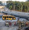 As imagens de fotógrafos e cinegrafistas mostram o que seria um colapso total da obra em uma área com baixa movimentação  Foto: Victor R. Caivano / AP