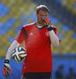 Manuel Neuer assoa nariz durante treino da Alemanha no Maracanã; goleiro será titular contra a França  Foto: Kai Pfaffenbach / Reuters