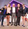 <p>Thammy Miranda, Dani Bolina, Carlos Alberto de N&oacute;brega, Raul Gil,&nbsp;Pen&eacute;lope Nova e&nbsp;Val Marchiori</p>  Foto: Rodrigo Belentani / SBT / Divulgação