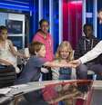 <p>George Osbourne cumprimenta a criança de sete anos</p>  Foto: Getty Images 