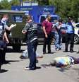 <p>Investigadores trabalham na cena onde tr&ecirc;s policiais de tr&acirc;nsito foram&nbsp;atacados por desconhecidos na cidade de Donetsk, no leste da Ucr&acirc;nia, nesta quinta-feira,&nbsp;3 de julho</p>  Foto: Reuters
