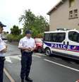 <p>Policiais montam guarda perto da escola primária onde a professora foi esfaqueado até a morte na frente de seus alunos</p>  Foto: Eric Cabanis / AFP