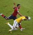 Aos 41min do segundo tempo, após cobrança de escanteio da Colômbia, a bola sobrou para Neymar que, ao tentar dominar, foi acertado por uma joelhada nas costas do lateral colombiano Zúñiga. Demonstrando muita dor, o atacante brasileiro recebeu atendimento médico no gramado, mas foi retirado de maca  Foto: Odd Andersen / AFP