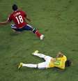 <p>Zuñiga agrediu atacante brasileiro aos 41min do segundo tempo</p>  Foto: _Fabrizio Bensch / Reuters