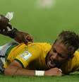 <p>Neymar demonstra muita dor após receber a joelhada</p>  Foto: Eitan Abramovich / AFP