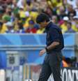 <p>T&eacute;cnico da Alemanha, Joachim L&ouml;w, n&atilde;o mostrou surpresa com a possibilidade do Brasil jogar com tr&ecirc;s volantes</p>  Foto: Darren Staples / Reuters