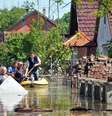 <p>Piores inunda&ccedil;&otilde;es em mais de um s&eacute;culo, mataram 51 pessoas e for&ccedil;aram&nbsp;a evacua&ccedil;&atilde;o de quase 150 mil na S&eacute;rvia, B&oacute;snia e&nbsp;Cro&aacute;cia em maio</p>  Foto: Elvis Barukcic / AFP