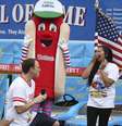 <p>Joey Chestnut pede a namorada em casamento minutos antes do in&iacute;cio da competi&ccedil;&atilde;o da qual foi o vencedor</p>  Foto: John Minchillo / AP