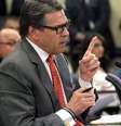 Rick Perry solicitou ao governo do presidente Barack Obama que reembolse o Texas com US$ 500 milhões, valor relativo aos gastos das autoridades locais para lidar com a pressão migratória desde 2005  Foto: The Monitor/Gabe Hernandez / AP