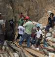 <p>Mineiros e equipes de resgate na entrada de uma mina de ouro bloqueada por deslizamento de terra em San Juan Arriba, periferia de Tegucigalpa (foto de 3 de julho de 2014)</p>  Foto: Jorge Cabrera / Reuters