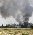 <p>Fumaça causada pelos confrontos entre as forças de segurança iraquianas e militantes do Estado Islâmico na cidade de Dalli Abbas, na província de Diyala</p>  Foto: Reuters