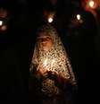 <p>Menina muçulmana xiita participa de um protesto à luz de velas contra o conflito no Iraque, em Nova Delhi. Cerca de 50 enfermeiras indígenas do sul do estado de Kerala foram sequestradas</p>  Foto: Anindito Mukherjee / Reuters