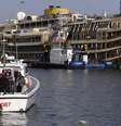 <p>Oficiais da Marinha levam uma coroa de flores ao Costa Concordia para marcar o segundo aniversário da tragédia na ilha de Giglio, em 13 de janeiro de 2014</p>  Foto: Max Rossi / Reuters