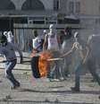 <p>Palestinos enfrentam a pol&iacute;cia israelense em um&nbsp;bairro &aacute;rabe de Jerusal&eacute;m, em 4 de julho&nbsp;</p>  Foto: Baz Ratner / Reuters
