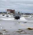 <p>Carros cruzam uma avenida alagada ap&oacute;s a passagem do furac&atilde;o Arthur em Nags Head, na Carolina do Norte, Estados Unidos, nessa sexta-feira</p>  Foto: Chris Keane / Reuters