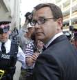 <p>Andy Coulson, um ex-assessor do primeiro-brit&acirc;nico&nbsp;David Cameron, chega, em 4 de julho, ao Old Bailey, em Londres, antes de sua condena&ccedil;&atilde;o no julgamento do caso de escutas ilegais do tabloide News of The World</p>  Foto: CYRIL Villemain / AFP