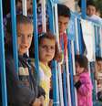 <p>Crianças refugiadas sírias aguardam no escritório do Alto Comissariado das Nações Unidas para os Refugiados no Líbano para serem registradas em um campo de refugiados, em 30 de maio de 2014</p>  Foto: ANWAR AMRO / AFP