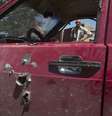 <p>Duas pessoas observam um carro que foi atacado supostamente por forças do governo, em Kramatorsk, no leste da Ucrânia, na última quinta-feira, 3 de julho</p>  Foto: Dimitri Lovetsky / AP