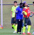 <p>Willian precisou deixar o gramado após queda</p>  Foto: Daniel Ramalho / Terra
