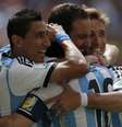 Argentinos comemoram primeiro gol de Higuaín durante jogo contra a Bélgica  Foto: Ueslei Marcelino / Reuters