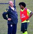 <p>Felipão tenta confundir rivais e não confirma provável entrada de Willian na vaga de Neymar, contra a Alemanha</p>  Foto: Daniel Ramalho / Terra