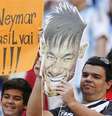 <p>Cartaz de apoio a Neymar é exibido em Brasília</p>  Foto: Eraldo Peres  / AP