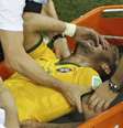 <p>Neymar deixou&nbsp;o campo de maca ap&oacute;s sofrer joalhada do colombiano Z&uacute;&ntilde;iga, e deve ficar at&eacute; oito semanas afastado dos gramados</p>  Foto: Fabrizio Bensch / Reuters