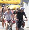 Luana Piovani e o marido, o surfista Pedro Scooby, aproveitaram o calor no Rio de Janeiro para andar de bicicleta, neste sábado (5). Os dois foram clicados com visual descontraído enquanto curtiam o passeio na orla do Leblon, zona sul da capital fluminense  Foto: Jhumberto / AgNews