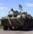 Em imagem do dia 3 de julho, soldados ucranianos conduzem um tanque militar com uma bandeira da Ucrânia em um posto de controle perto de Slaviansk  Foto: Reuters