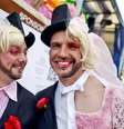 <p>Participantes da parada gay posam para a foto em Col&ocirc;nia, na Alemanha</p>  Foto: AFP