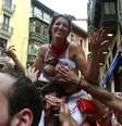 Milhares de pessoas lotaram as ruas do centro histórico da cidade, no norte da Espanha, para assistir o "chupinazo", o disparo dado do balcão da prefeitura que marca o início das festas  Foto: Joseba Etxaburu / Reuters