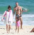 Giovanna Antonelli aproveitou este domingo (6) para ficar em família. A atriz foi clicada enquanto curtia uma praia com as filhas gêmeas, Antônia e Sofia, na Barra da Tijuca, zona oeste do Rio de Janeiro  Foto: Dilson Silva / AgNews