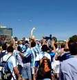 No DF, torcedores da Argentina fizeram versão de música para ironizar lesão de atacante brasileiro  Foto: YouTube / Reprodução