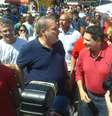 Candidato do PTB ao governo de Pernambuco, Armando Monteiro Neto (de azul), em caminhada em Brasília Teimosa, na zona sul do Recife  Foto: Marcelo Montanini/Terra