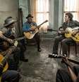 Paul McCartney e músicos em cena de 'Early Days'  Foto: Facebook/Divulgação / Reprodução