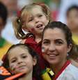 Futebol parece querer afastar mulheres e crianças dos estádios com violência das torcidas  Foto: Aris Messinis / AFP