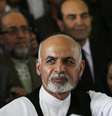 <p>Presidente eleito Ashraf Ghani Ahmadzai ergue o dedo manchado de tinta após votar na eleição presidencial em Cabul, em 14 de junho</p>  Foto: Omar Sobhani  / Reuters
