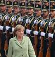 <p>A chanceler alem&atilde; Angela Merkel participa de uma cerim&ocirc;nia de honra na &aacute;rea externa do Grande Sal&atilde;o do Povo, em Pequim,&nbsp;China, em 7 de julho</p>  Foto: Kim Kyung-Hoon / Reuters