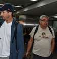 Sem Mila Kunis, o ator Ashton Kutcher desembarcou no aeroporto de Guarulhos, em São Paulo, na tarde desta segunda-feira (7)  Foto: Caio Duran  / AgNews