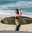 <p>Famoso praticam surfe</p>  Foto: Dilson Silva / AgNews