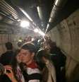 <p>Os passageiros tiveram de esperar por cerca de 20 minutos para serem retirados do túnel e conduzidos até o terminal francês</p>  Foto: Twitter
