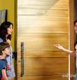 Clara encontra Verônica vestindo somente uma camisa de Cadu   Foto: TV Globo / Divulgação