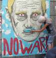 <p>Na foto, um menino observa um cartaz com uma caricatura do presidente russo, Vladimir Putin, pedindo "Não à guerra", na Praça da Independência de Kiev, na Ucrânia, em 6 de julho</p>  Foto: DOMINIQUE FAGET / AFP